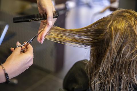 Das Verhältnis zwischen Friseur und Kunde ist häufig vertrauensvoll. Fast wie zu einem Mediziner oder Psychologen.
