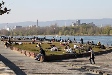Platz für Feste wird am Rheinufer ebenso benötigt wie Platz für Radfahrer, Freizeit und Naherholung Archivfoto: hbz / Michael Bahr