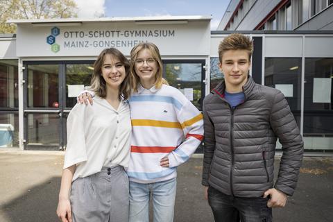 Lena Ihernokolov (von links), Alisa Taran und Vadym Klymenko sind aus der Ukraine geflüchtet und besuchen inzwischen das Otto-Schott-Gymnasium in Mainz.            Foto: Tim Würz
