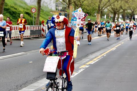 Der in der Marathon-Szene weithin bekannt "Super Michel" unterstützt die Läufer beim Gutenberg-Marathon auf ihrem Weg durch Mainz.