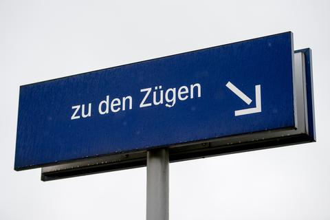 Ein Schild mit der Aufschrift "Zu den Zügen" an einem Bahnhof. Foto: dpa