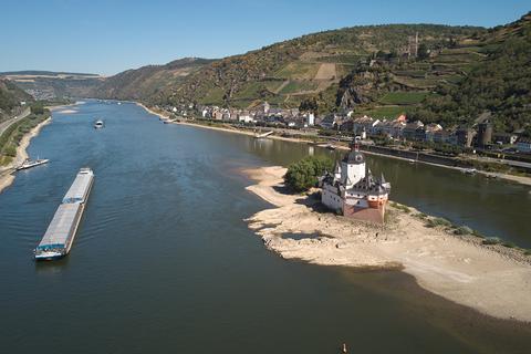 In Kaub wird einer der wichtigsten Pegel für die Rheinschifffahrt am Mittelrhein gemessen.  Foto: dpa