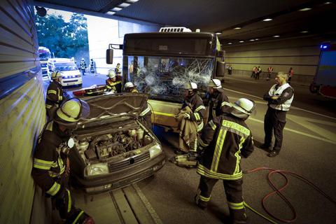 Im A60-Tunnel bei Mainz-Hechtsheim proben Rettungskräfte aus der Region am Sonntag den Einsatz im Notfall. Foto: Sascha Kopp 