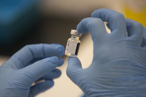 Der Impfstoffmangel in Deutschland sorgt für heftige Diskussionen - nach den Vorwürfen einer Mainzer Forscherin reagiert die renommierte Wissenschaftsakademie. Foto: dpa