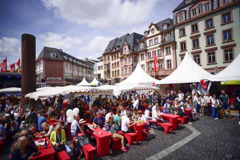 Besucher der Rheinland-Pfalz-Tages auf dem Mainzer Marktplatz. Foto: Tim Würz
