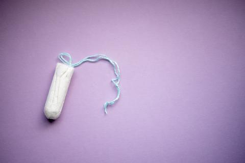 Der Kauf von Tampons und anderen Menstruationsartikeln ist für viele Frauen eine finanzielle Belastung.