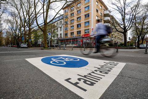 Große Farbmarkierungen auf der Fahrbahn weisen die Hindenburgstraße als Fahrradstraße aus.