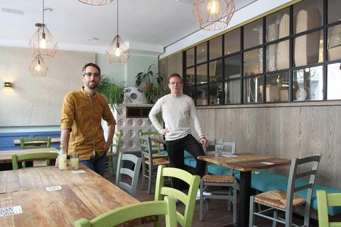 Ilya Borisov (l.) und David Kling im umgebauten Teil des „El Burro“. Die neue Küche wurde durch Wände abgetrennt. Foto: hbz/Jörg Henkel