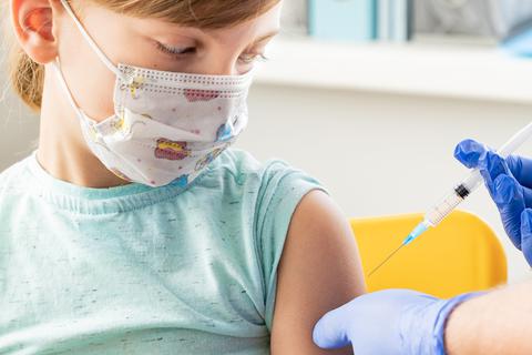 Ein Mädchen wird gegen das Coronavirus geimpft. Symbolfoto: velirina - stock.adobe