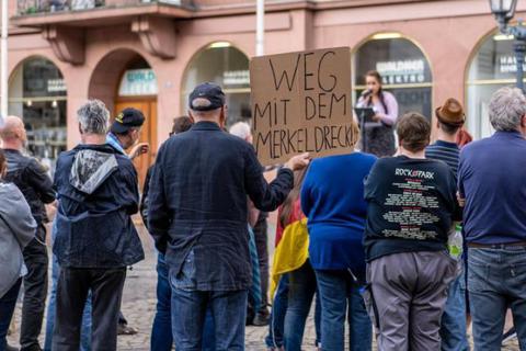 „Merkel muss weg“-Demo auf em Leichhof. Die Gegendemonstranten waren immer in der Überzahl.Archivfoto: Stephan Dinges  Foto: 