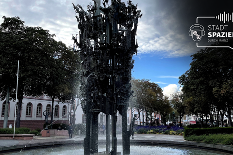 Der Fastnachtsbrunnen auf dem Schillerplatz in der Altstadt. Der Platz bekam seine heutige Gestalt etwa Mitte des 18. Jahrhunderts, als hier reihum die Adelspaläste im barocken Baustil entstanden. Foto: Theresa Eickhoff