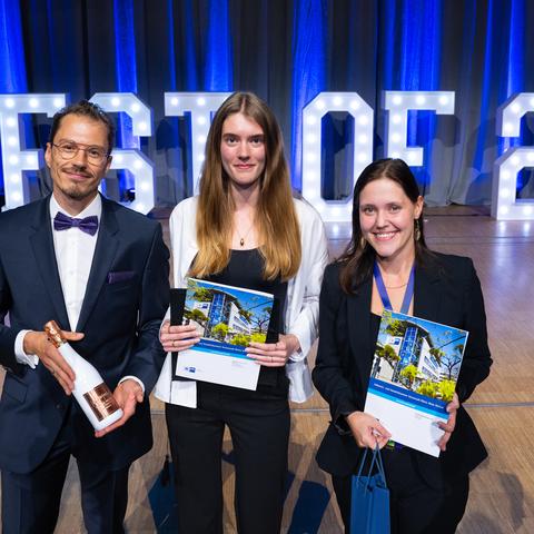 Das berufsübergreifend beste Ergebnis der Abschlussprüfung Winter 2025/2026 erzielte Alyssa Léan Höreth (Mitte) als Industriekauffrau bei der e-Netz Südhessen AG aus Darmstadt. Mit ihr freuen sich Ausbilderin Katharina Wölfelschneider und Dr. Marcel Walter, Geschäftsbereichsleiter Aus- und Weiterbildung bei der IHK Darmstadt.