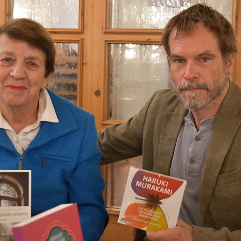 Margarete von Schwarzkopf ist stolz auf ihr neues Werk, Wanja Mues präsentiert ein von ihm eingelesenes Hörbuch des Schriftstellers Haruki Murakami.