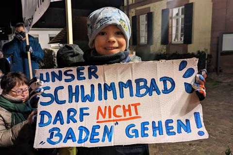 Der fünfjährige Noah kam mit seiner Mutter zur Demonstration. Er hat in einer anderen Kommune gerade sein Seepferdchen-Abzeichen gemacht.