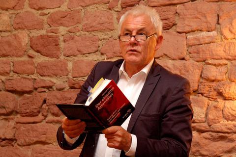 Helmut Ortner liest am Samstag, 12. November, zugunsten von „Echo hilft!“ in der Bad Königer Rentmeisterei. © Archivfoto: Michael Lang