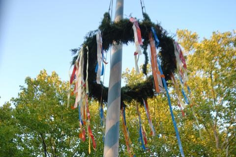 Der schief hängende Kerbkranz (hier das Exemplar einer anderen Ortschaft) symbolisiert die Folgen der rassistischen Reime in der Bad Königer Kerbredd. Archivfoto: Guido Schiek