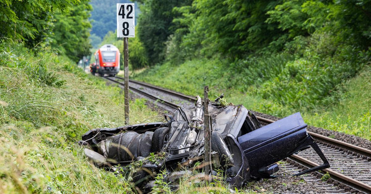 Etzen-Gesäß im Odenwald: Zug erfasst Auto - Bahnstrecke gesperrt