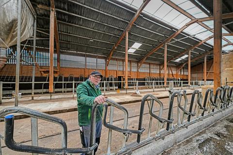 Reinhold Bert ist Landwirt aus Brensbach-Wallbach. Doch von der Tierhaltung hat er sich nun verabschiedet, obwohl er erst vor ein paar Jahren einen neuen Kuhstall gebaut hat. Der taugt jetzt nur noch als Lagerhalle.