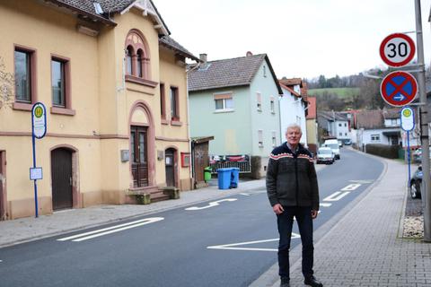 Ortsvorsteher Folke Müller an der Durchgangsstraße. Links das denkmalgeschützte Dorfgemeinschaftshaus. Foto: Kirsten Sundermann