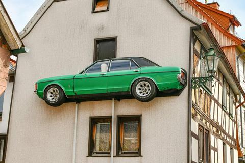 Der Ford Granada in Brensbach soll weg, da er an einem denkmalgeschützten Haus befestigt ist. Die Resonanz darauf ist geteilt. Foto: Dirk Zengel