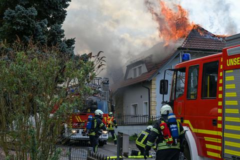 Ein immenser Schaden zeichnete sich schon während des Feuers an den beiden Wersauer Wohnhäusern ab. Nun steht fest, dass er wohl Sachwerte von 1,5 Millionen Euro vernichtet hat. Foto: Dirk Zengel