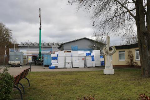 Es tut sich was, im und vor dem Brensbacher Gemeindezentrum, das umfangreich saniert wird. Foto: Kirsten Sundermann