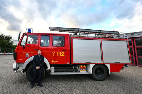 Der Brensbacher Gemeindebrandinspektor Jens Kaffenberger neben dem 36 Jahre alten auszutauschenden Fahrzeug. Foto: Dirk Zengel