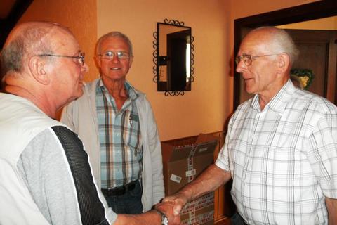 Familienforscher im Austausch (von links): Heiner Wolf (Brensbach), bislang Sprecher der Bezirksgruppe Odenwald in der HfV, Ludwig Knapp (Fürth) und Eugen Weber (Mörlenbach).Foto: Holger Weber    Foto: Holger Weber  