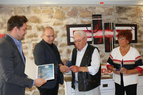 Kevin Schmauß (links) und Uwe Schacher überreichen in Brensbach Medaillen und Urkunden an die Christdemokraten Georg Steinmetz und Annemarie Schütz-Kreim. Foto: Kirsten Sundermann