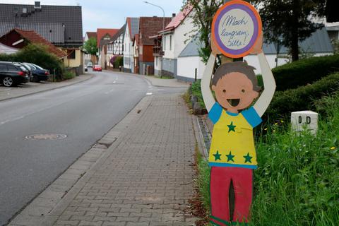 Von den Einwohnern selbstgestaltete Schilder an der Nieder-Kainsbacher Ortsdurchfahrt mahnen die motorisierten Verkehrsteilnehmer zu mehr Rücksicht.  Foto: Kirsten Sundermann 