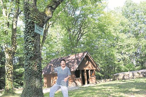 Barbara Dittmann im Inneren der Burgruine Schnellerts.