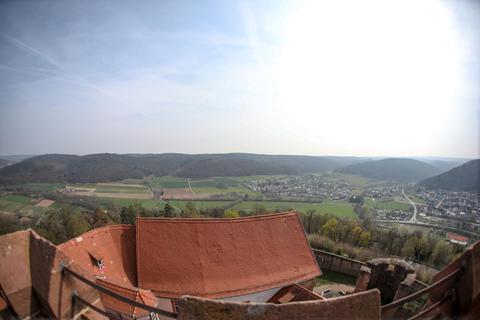 Von den Zinnen der Burg Breuberg fällt der Blick auf Neustadt (rechts), Rai-Breitenbach und den Höhenzug von Arnheiter Höhe und Querberg (im Hintergrund links). Dort will das Fachunternehmen Juwi (Wörrstadt) sieben Windräder bauen. Foto: Joaquim Ferreira