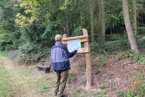 Entlang des Achtsamkeitspfades finden sich Tafeln mit Erläuterungen. Foto: Katja Hink