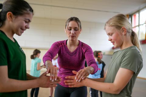 Mit spielerischen Übungen fängt es nach dem Aufwärmen bei Karate-Weltmeisterin Sophie Wachter beim Selbstverteidigungskurs für Mädchen an. Dirk Zengel