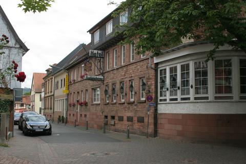 Das ehemalige Hotel Rodensteiner in Neustadt wird wie geplant zum Begegnungszentrum umgebaut. Die Breuberger Stadtverordneten haben dem weiteren Fortgang zugestimmt. 