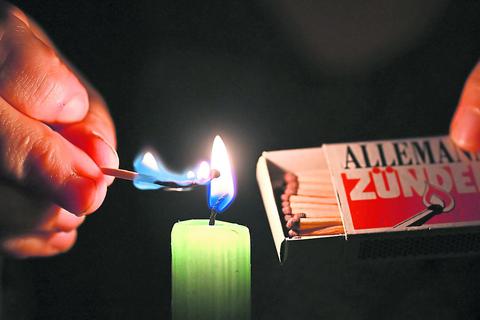 Im Falle eines Stromausfalls sollten die Bürger zumindest ein paar Kerzen im Haus haben. Foto: Dirk Zengel