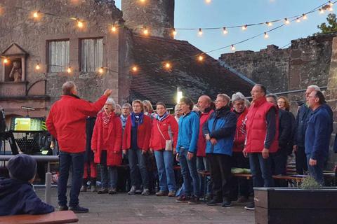 50 Jahre Stadt Breuberg – das wurde in den vergangenen zwölf Monaten auf vielfältige Weise in der Stadt mit der markanten Burg gefeiert. Bei der Abschlussveranstaltung trat dort unter anderem der eigens gegründete Projektchor „Breuberg singt“ auf. Foto: Uschi Weber
