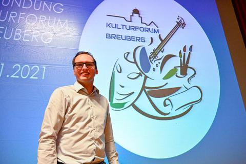 Jan Vogelsanger ist Vorsitzender des neuen Kulturforums Breuberg. Hinter ihm ist das neue Logo, das ein breites Angebot symbolisiert. Foto: Dirk Zengel 