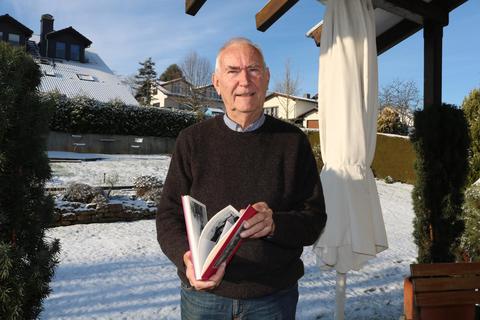 Willy Hawelky mit seinem Buch, das „Alte Ansichten von Brombachtal“ zeigt. © Kirsten Sundermann