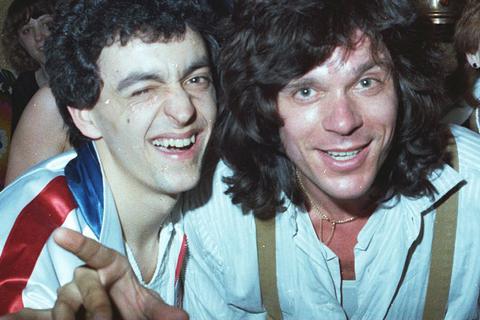 DJ Edgar Kugel und Schlägersänger Jürgen Drews gehen in den 80ern auf Tuchfühlung.