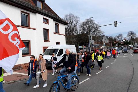 Vom Odenwälder Landratsamt in die Erbacher Innenstadt bewegte sich am Dienstag der Demonstrationszug von Beschäftigten des öffentlichen Diensts. © DGB
