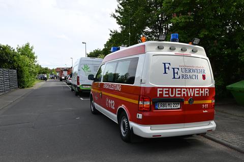 Wegen eines Großeinsatzes der Polizei war die Friedhofstraße in Erbach am Samstagabend abgesperrt worden.  Dirk Zengel