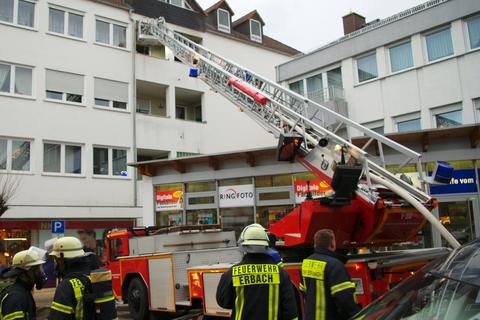 Die Drehleiter der Kreisstadt-Wehr bei einem Einsatz in einem hochgelegenen Geschoss eines Wohn- und Geschäftshauses an der Hauptstraße. Sie wird jetzt samt Fahrzeug ersetzt. Foto: Hans-Dieter Schmidt