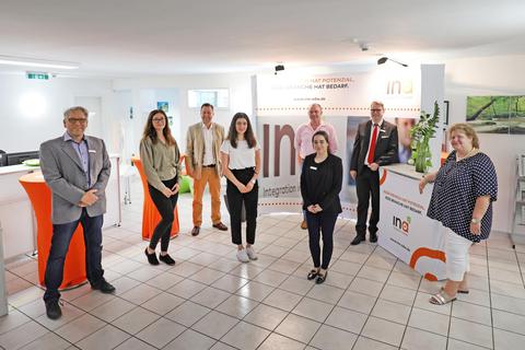 Das Team der InA: Ingo Lechner, Elina Hopp, Michael Vetter, Sükran Cakir, Gerhard Hill, Patricia Rostasi, InA-Geschäftsführer Siegfried Eberle und Sandra Schnellbacher. Foto: Ingo Lechner