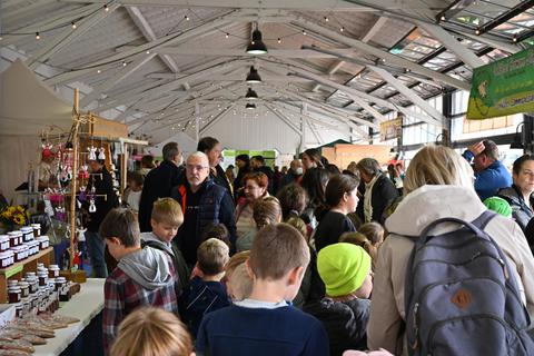 Der Odenwälder Bauernmarkt in Erbach ist ein beliebtes Einkaufs- und Ausflugsziel. Hier bieten Landwirte und Direktvermarkter noch bis Sonntag eine große Auswahl an Lebensmitteln an, die in der Region hergestellt werden. Foto: Dirk Zengel