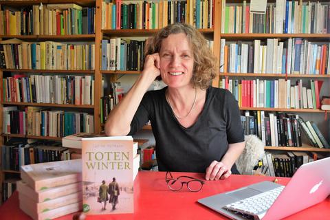 Sabine Hofmann freut sich über die frisch eingetroffenen Belegexemplare ihres neuen Romans. Foto: Michael Lang