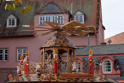Am Freitag geht es los mit den großen Odenwälder Weihnachtsmärkten in Michelstadt und Erbach. Dort ist vor dem Schloss die Weihnachtspyramide schon aufgebaut.