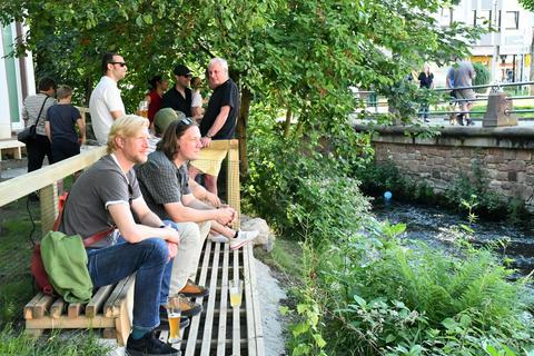 Gemütlich genießen mit Blick auf die Mümling. Auch das lässt sich machen im neuen Erbacher Biergarten „Brücke 7“. Foto: Michael Lang