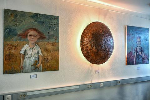 Teile der Ausstellung Synergie, die derzeit bei Kikubari Kunst in Erbach zu sehen ist. Foto: Bernd Wittelsbach/Monika Hurka