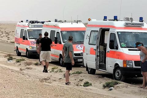 Zwei Rettungswagen des Odenwälder Roten Kreuzes (links und Mitte) im Wüstensand bei einem Stopp auf der Überführung nach Gambia. Foto: IPA